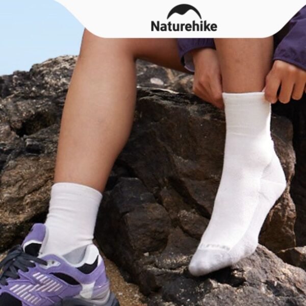 Short and Mid-Tube sport socks Naturehike CYY2421Z1010/CYY2421Z1011 terbuat dari bahan polyester, cotton, nylon dan spandex. Anda bisa mendapatkan kaos kaki ini di Erjee Camping Store Bali.