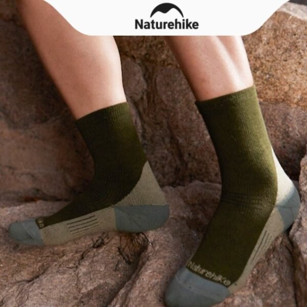 Short and Mid-Tube sport socks Naturehike CYY2421Z1010/CYY2421Z1011 terbuat dari bahan polyester, cotton, nylon dan spandex. Anda bisa mendapatkan kaos kaki ini di Erjee Camping Store Bali.