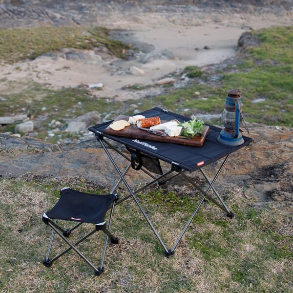 Outdoor lightweight folding table Naturhike menjadi pilihan yang cocok bagi pada pendaki solo, karena terbuat dari aluminium alloy dan oxford cloth, selain bahan yang berkualitas meja lipat ini mempunyai ukuran yang sangat compact, cocok untuk dibawa berpergian. Anda bisa mendapatkan meja lipat ini di Erjee Camping Store, toko alat camping dan hiking di Bali.