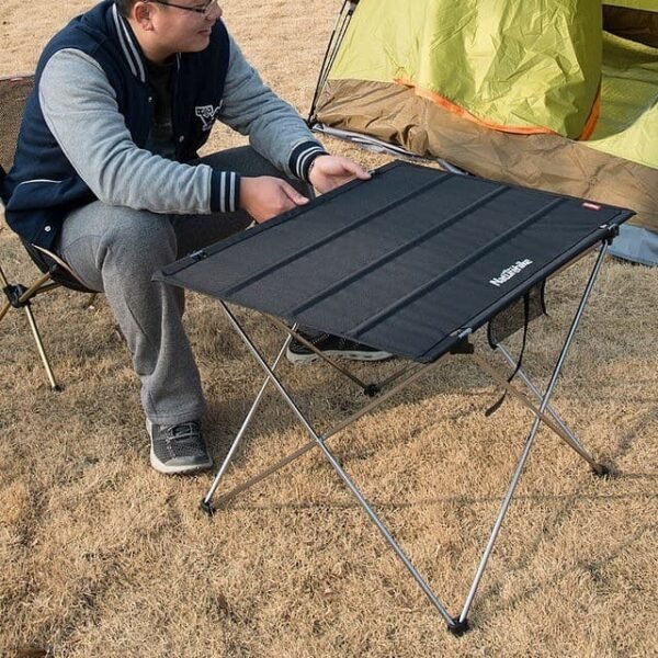 Outdoor lightweight folding table Naturhike menjadi pilihan yang cocok bagi pada pendaki solo, karena terbuat dari aluminium alloy dan oxford cloth, selain bahan yang berkualitas meja lipat ini mempunyai ukuran yang sangat compact, cocok untuk dibawa berpergian. Anda bisa mendapatkan meja lipat ini di Erjee Camping Store, toko alat camping dan hiking di Bali.