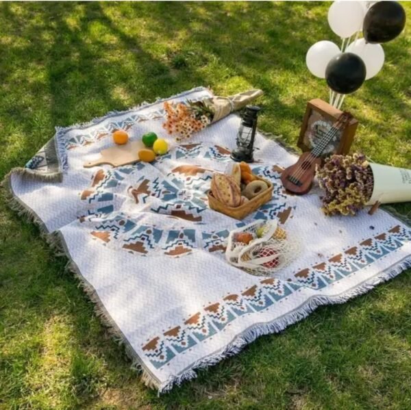 Bohemia women fabric etnic 180 x 230 cm multifungsi dapat digunakan sebagai selimut, alas sofa, sprei,alas meja dan lainnya. Anda bisa mendapatkan produk ini di Erjee Camping Store Bali.