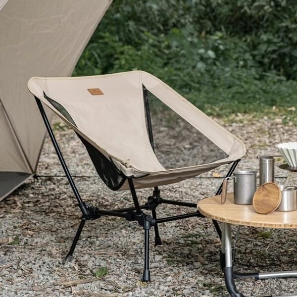 YL13 moon chair Naturehike NH21JU009 berbahan oxford cloth dan aluminium alloy dan dilengkapi juga dengan storage bag. Kursi dapat di atur panjang pendek kakinya. Kursi dibuat dengan bahan yang premium tentunya kuat, anti karat, tahan lama dan ringan. Anda bisa mendapatkan kursi YL13 ini di Erjee Camping Store, toko camping terlengkap di Bali.