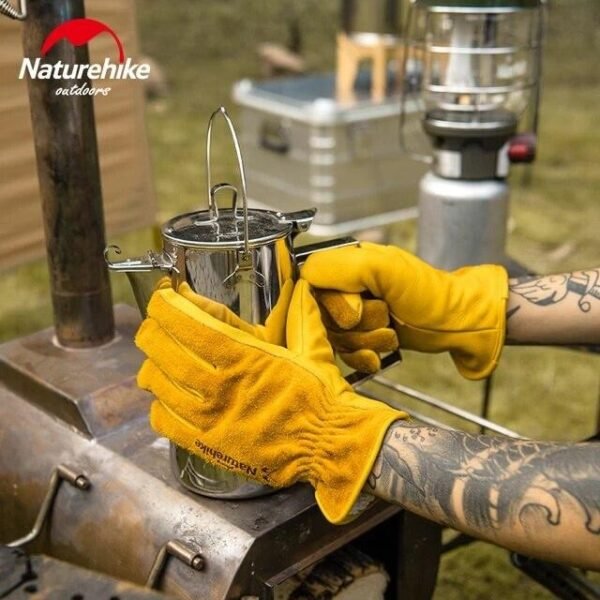 Leather work gloves Naturehike NH20FS041 lembut, nyaman dan tahan panas sehingga dapat digunakan saat camping, hiking, berkebun, serta aktivitas lainnya yang perlu perlindungan ekstra. Anda bisa mendapatkan sarung tahan naturehike di Erjee Camping Store Bali.