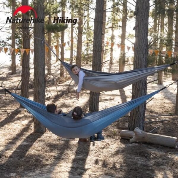 Ultralight swing hammock double Naturehike NH21DC011 terbuat dari bahan polyester pongee dan dapat digunakan untuk kapasitas hingga dua orang serta dapat menopang beban hingga 400kg. Hammcok ini ringan, kuat, dan tidak mudah sobek. Anda bisa mendapatkan produk ini di Erjee Camping Store Bali.