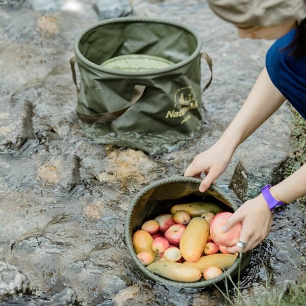 Foldable round bucket Naturehike NH20SJ040 tersedia di dua ukuran 10 liter dan 20 liter. Terbuat dari PVC mesh fabric sehingga waterproof dan kuat. Ember ini bisa dilipat sehingga mudah untuk disimpan dan mudah dibawa. Cocok digunakan untuk camping, hiking, piknik dan kegiatan outdoor lainnya.