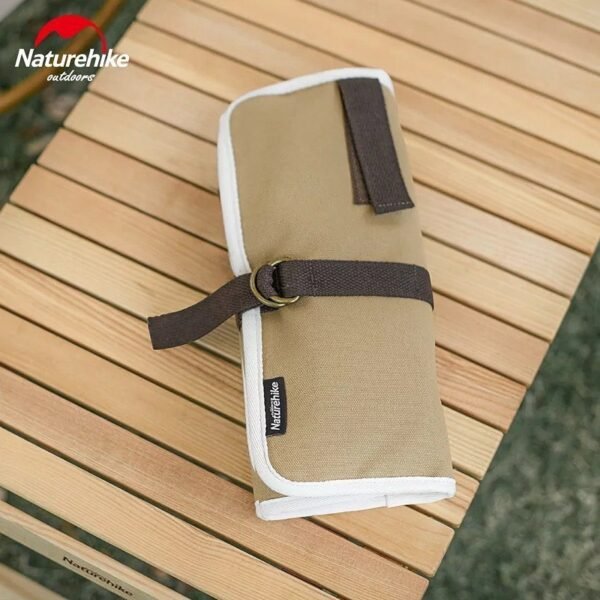 Canvas tableware storage bag Naturehike NH19PJ085, kuat, anti-tear serta tebal, cocok digunakan sebagai tempat peralatan masak serta dapat digulung sehingga menghemat ruang. Dapat digunakan untuk camping, hiking, serta piknik. Anda bisa mendapatkan produk ini di Erjee Camping Store Bali.