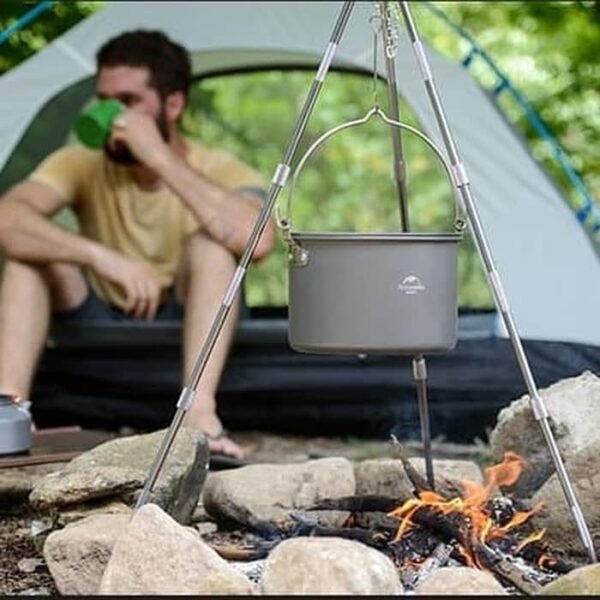 Hanging pot 4-6 person Naturehike NH17D021-G terbuat dari bahan aluminium alloy dan dapat digunakan untuk kapasitas emat hingga enam orang. Anda bisa mendapatkan produk ini di Erjee Camping Store Bali.