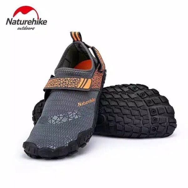 Silicone Anti-Slip Wading Shoes Size 39-47 Naturehike NH20FS022 dibuat dengan bahan yang premium, anti slip, lembut, ringan dan nyaman saat digunakan. Wading shoes dapat digunakan untuk snorkeling, swimming, surfing dan kegiatan air lainnya. Tersedia di berbagai warna dan ukuran. Anda bisa mendapatkan wading shoes di Erjee Camping Store Bali.