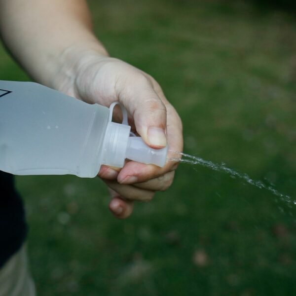 Folding bottle 500ml cocok digunakan saat kegiatan outdoor, karena bisa dilipat hingga ke ukuran yang compact. Anda bisa mendapatkan folding bottle atau botol lipat ini di Erjee Camping Store Bali.