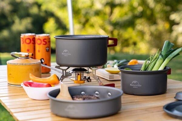 Folding camping stove Naturehike NH21RJ009 availabe with adaptor terbuat dari bahan stainless steel dan aluminium alloy dan dilengkapi dengan tas penyimpanan. Anda bisa mendapatkan kompor camping ini di Erjee Camping Store Bali, camping gear Bali.