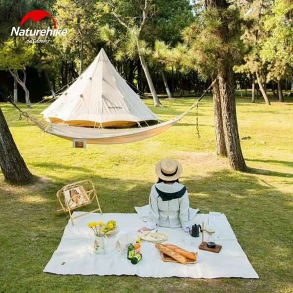 Canvas picnic mat Naturehike NH20FCD10 terbuat dari bahan katun yang anti air, tahan lama dan dapat diadjust, capat digulung hingga ke ukuran yang compact. Anda bisa mendapatkan produk ini di Erjee Camping Store Bali.