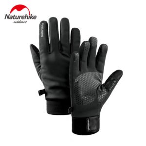 Water repellent soft gloves Naturehike NH19S005-T terbuat dari bahan polyester yang anti air, hangat, touch screen, lembut di kulit dan anti slip. Anda bisa mendapatkan sarung tangan ini di Erjee Camping Store, toko alat camping dan hiking di Bali.