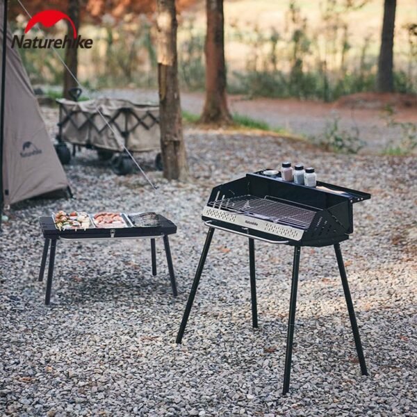 Alat barbeque BBQ vertical cocok digunakan saat camping karena mempunyai ukuran yang compact serta dapat digunakan juga sebagai meja, sehingga multifungsi. Alat bbq ini terdapat handle dibagian alat pemanggangnya, sehingga mudah saat reffil arang, tidak perlu memindahkan makanan saat membakar. Terdapat space untuk bumbu masak dan gratis dengan alat capitnya. Anda bisa mendapatkan alat bbq vertical di Erjee Camping Store, toko alat outdoor di Bali.