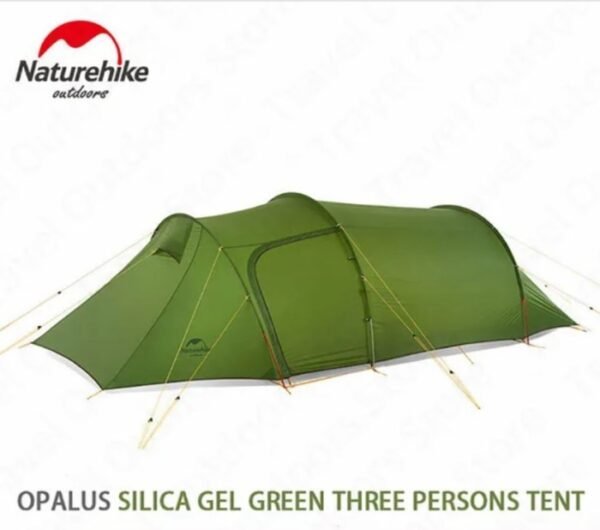 Tenda opalus 3 orang Naturehike terbuat dari bahan nylon yang anti air, terdapat dua jendela ventilasi dan pouch di samping tenda. Tenda oplaus dapat digunakan untuk 2-3 orang. Anda bisa mendapatkan tenda opalus di Erjee Camping Store, toko alat camping, hiking, dan outdoor.