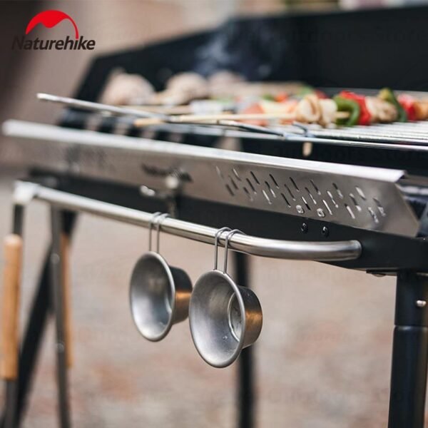 Alat barbeque BBQ vertical cocok digunakan saat camping karena mempunyai ukuran yang compact serta dapat digunakan juga sebagai meja, sehingga multifungsi. Alat bbq ini terdapat handle dibagian alat pemanggangnya, sehingga mudah saat reffil arang, tidak perlu memindahkan makanan saat membakar. Terdapat space untuk bumbu masak dan gratis dengan alat capitnya. Anda bisa mendapatkan alat bbq vertical di Erjee Camping Store, toko alat outdoor di Bali.